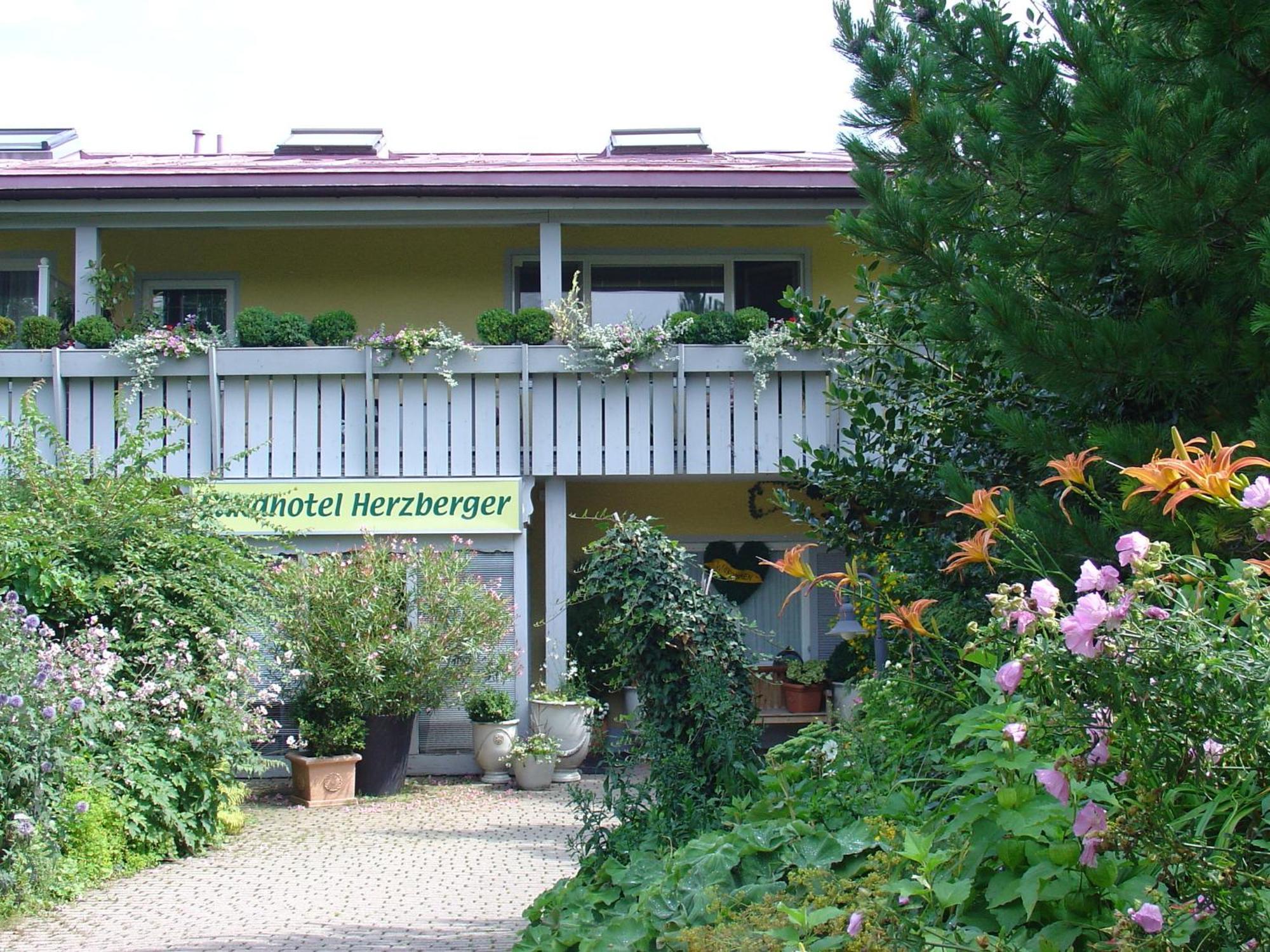 Landhotel Herzberger Garni Zimmer & Ferienwohnungen Шайдег Екстериор снимка